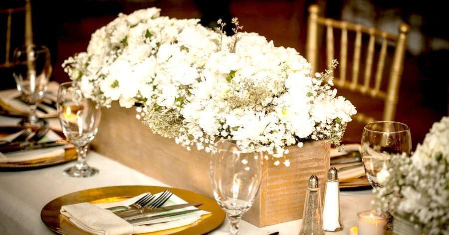 decoracion con cajas de madera y flores