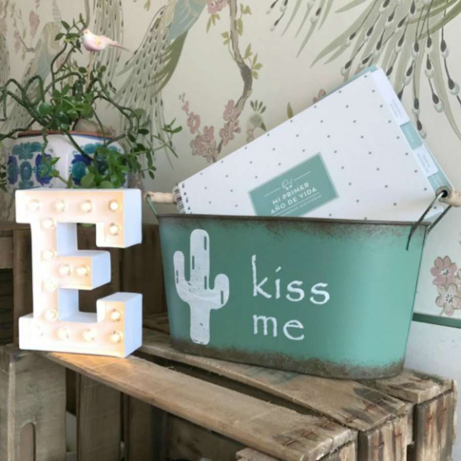 ideas para una boda entre cactus. Balde metalico con dibujos de cactus