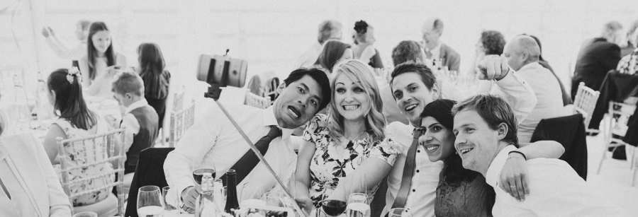 Regala palos de selfie en tu boda