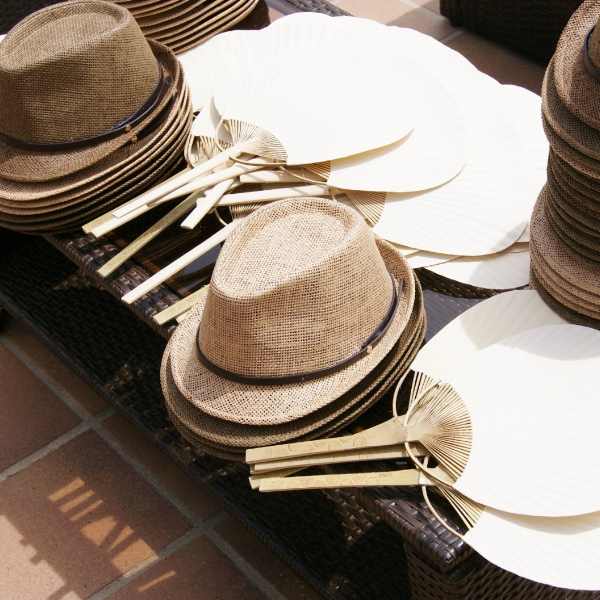 Pai pai boda: cuándo ponerlos y por qué siguen siendo un acierto en bodas de verano 4 pai pai, sombrero de boda para invitados