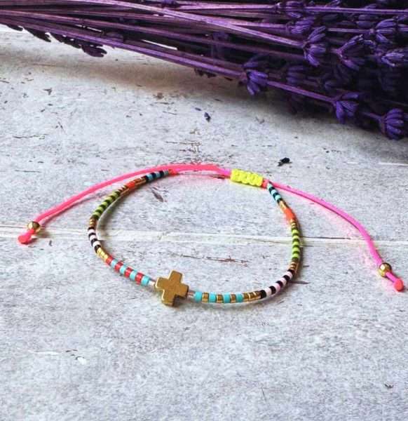 Pulsera cruz niña dorada para invitadas de boda